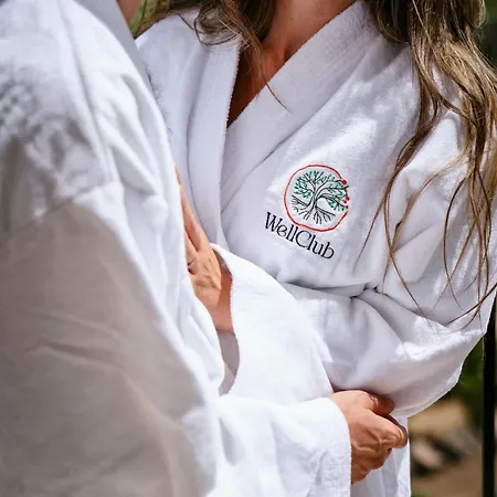 Wellclub - Family Wellness & Seaview Suites 4* Пафос