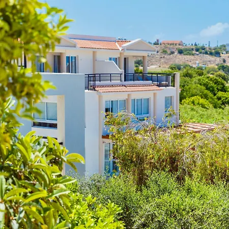 Wellclub - Family Wellness & Seaview Suites 4* Пафос