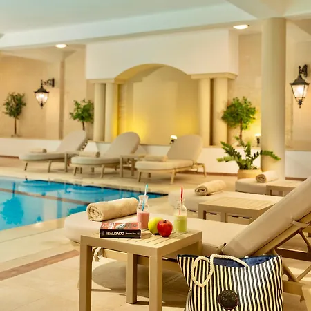 Готель Wellclub - Family Wellness & Seaview Suites Пафос